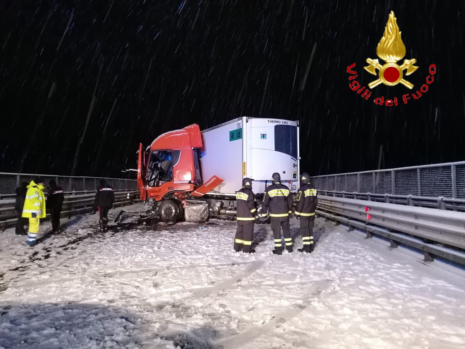 Caos neve, tir sbanda sulla Nuoro-Lanusei: due feriti, incidente anche a Macomer