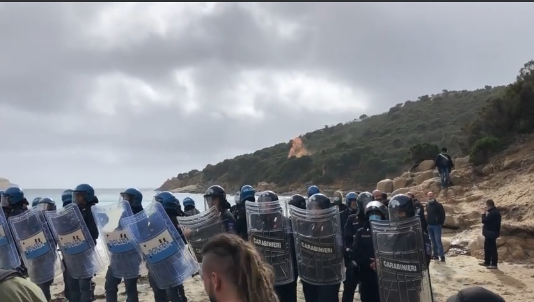 Teulada, caos alla manifestazione contro i poligoni: i manifestanti entrano nell’area militare