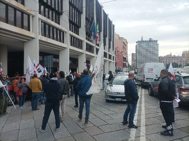 Cagliari, gli ambulanti alla fame bloccano via Roma: “Dateci i nostri ristori, senza sagre siamo disperati”