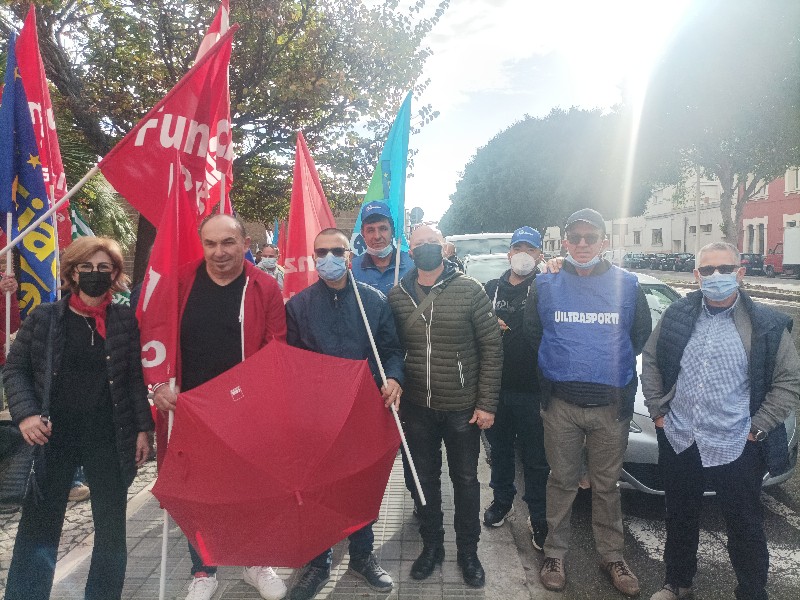 Cagliari, l’ira degli addetti alla raccolta dei rifiuti: “Stipendi fermi da anni e schiene rotte per il porta a porta”