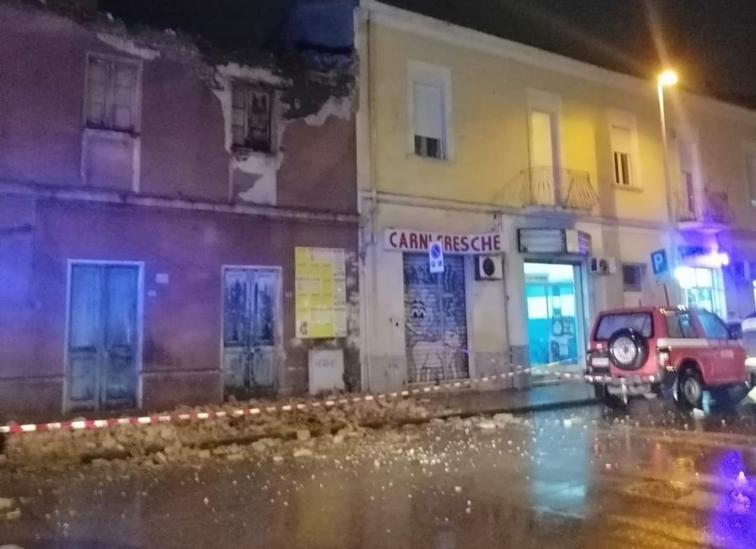 A Quartu un nuovo crollo, la pioggia sgretola la facciata di una casa in via Vittorio Emanuele