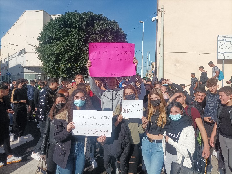 Quartu, gli studenti del Levi assediano il Comune: “Scuola invasa dall’acqua, studiamo tra i pericoli”