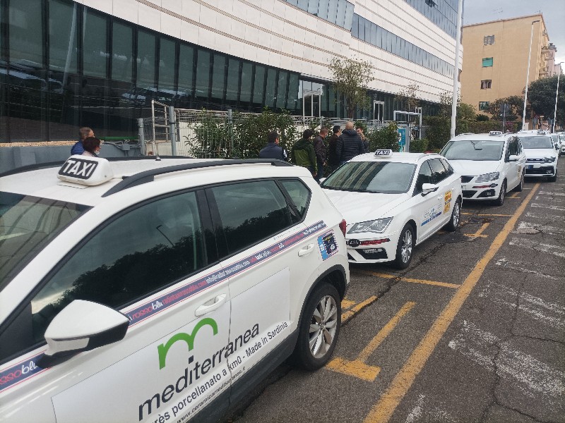 Cagliari, i tassisti furiosi contro le liberalizzazioni: “Guerra tra poveri, i clienti pagheranno corse salatissime”