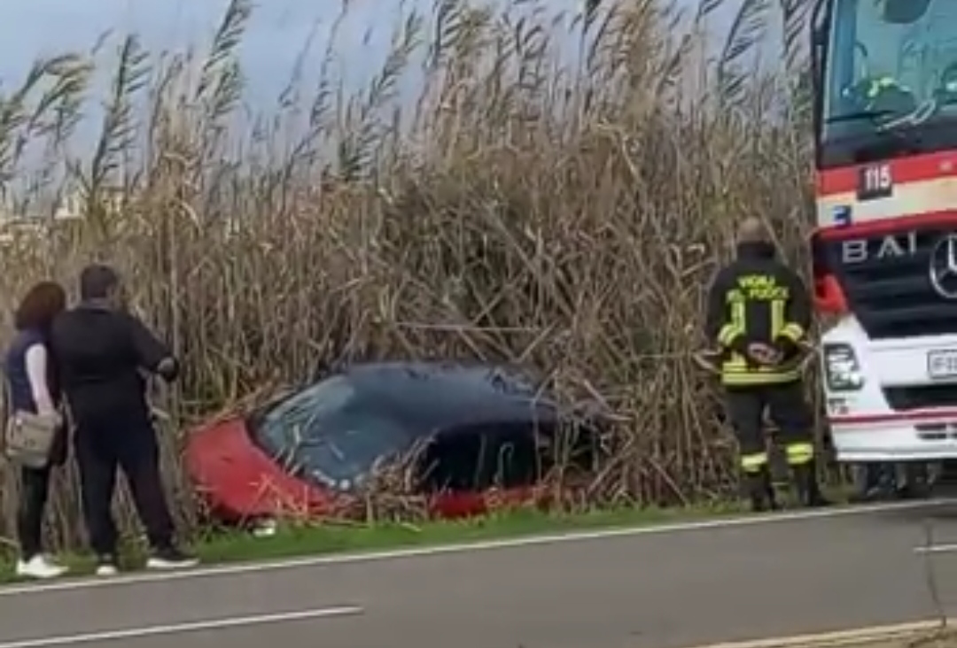 Quartu, sbanda con l’auto e finisce nel canneto delle saline: una donna ferita