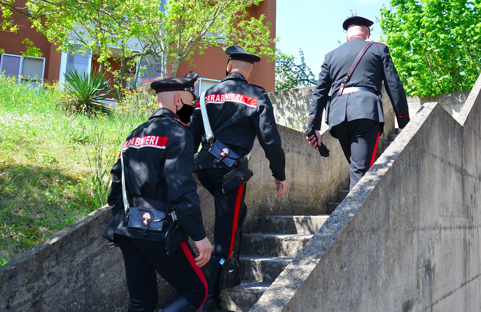 Stalking e lesioni personali, operaio arrestato a Pula
