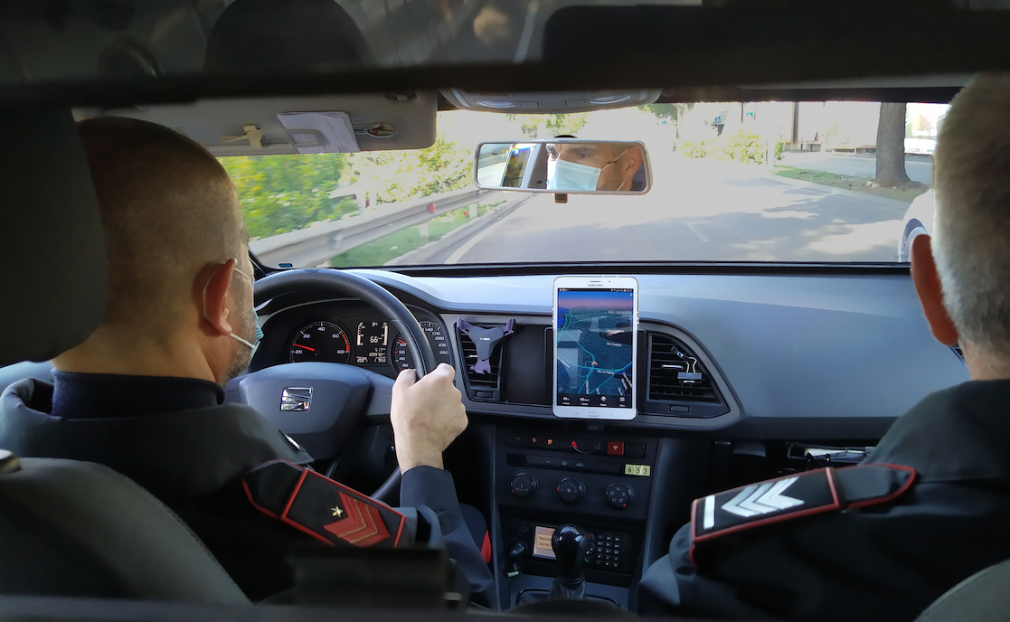 Ruba un portafoglio da un’auto e usa le carte di credito: 38enne denunciato a Decimomannu