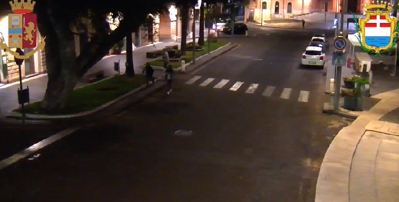 Spacca un vaso in piazza Roma con un calcio, 20enne denunciato a Oristano. Il sindaco: “Uno stupido atto di vandalismo”