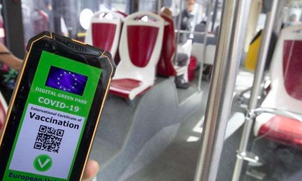 Il green pass per salire sui bus, anche in Sardegna controlli alle fermate di polizia e vigili urbani
