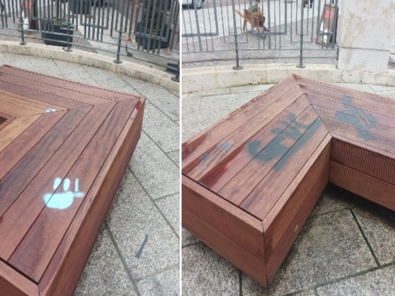 Cagliari, gli incivili non vanno in vacanza: già sfregiate le prime panchine nelle vie dello shopping