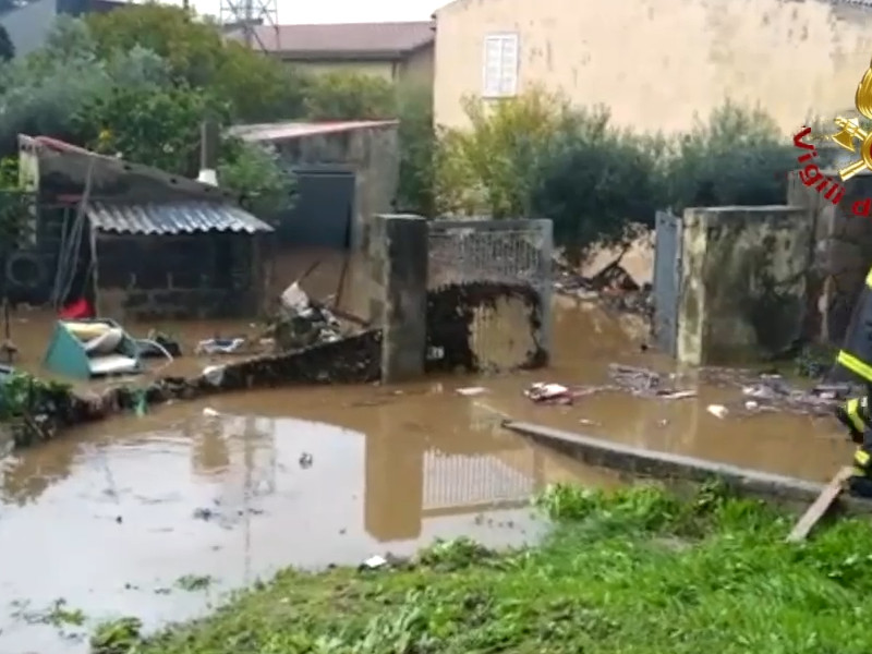Bombe d’acqua nel nord Sardegna, paura per i canali che straripano e le strade invase dalla pioggia