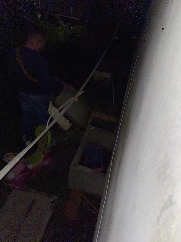 Emergenza nelle case popolari di piazza dei Carrubi a Pirri: “Un tubo scoppiato, l’acqua sta sommergendo i contatori e i cavi elettrici”