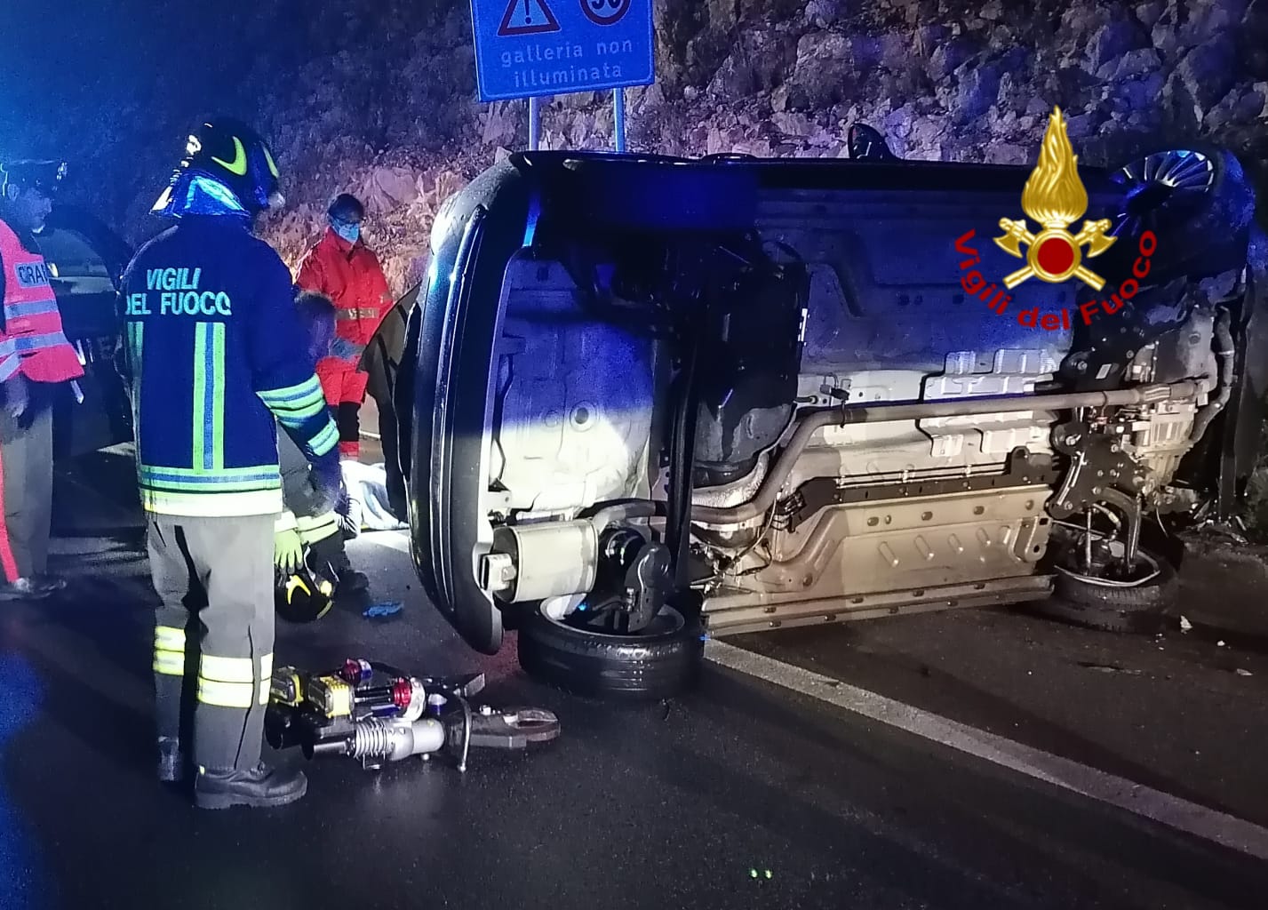 Paura a Sarroch, auto sbanda sulla Sulcitana e si ribalta: ferita una ragazza