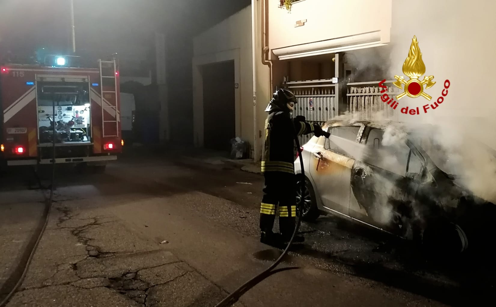 Paura nella notte a Sestu, auto in sosta incendiata accanto a un’abitazione