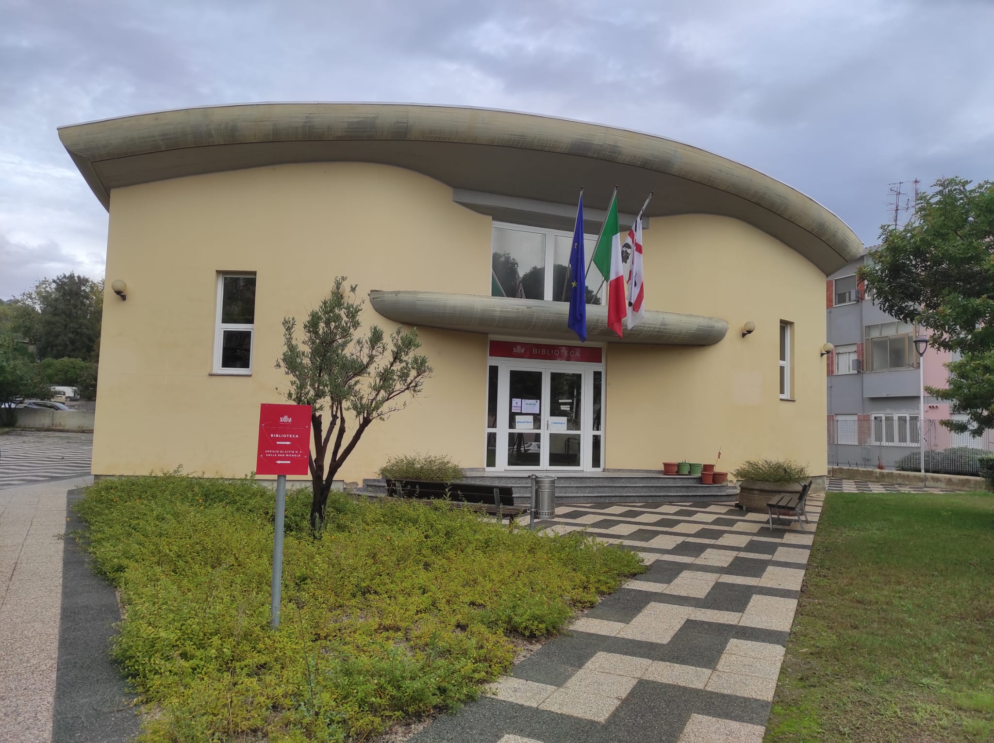 Cagliari, sfonda la circoscrizione di Is Mirrionis e si addormenta su una poltrona: svegliato dai carabinieri