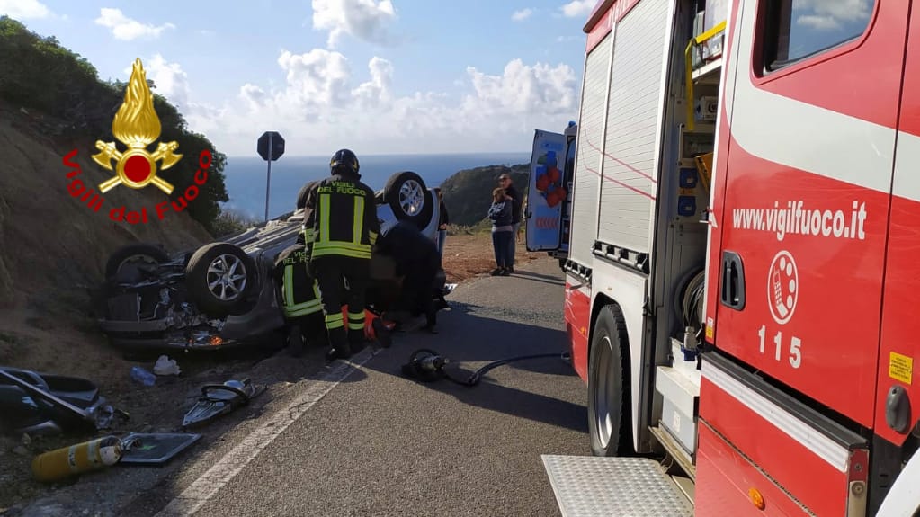 Incidente a Solanas, auto si ribalta sulla litoranea: donna ferita estratta dalle lamiere