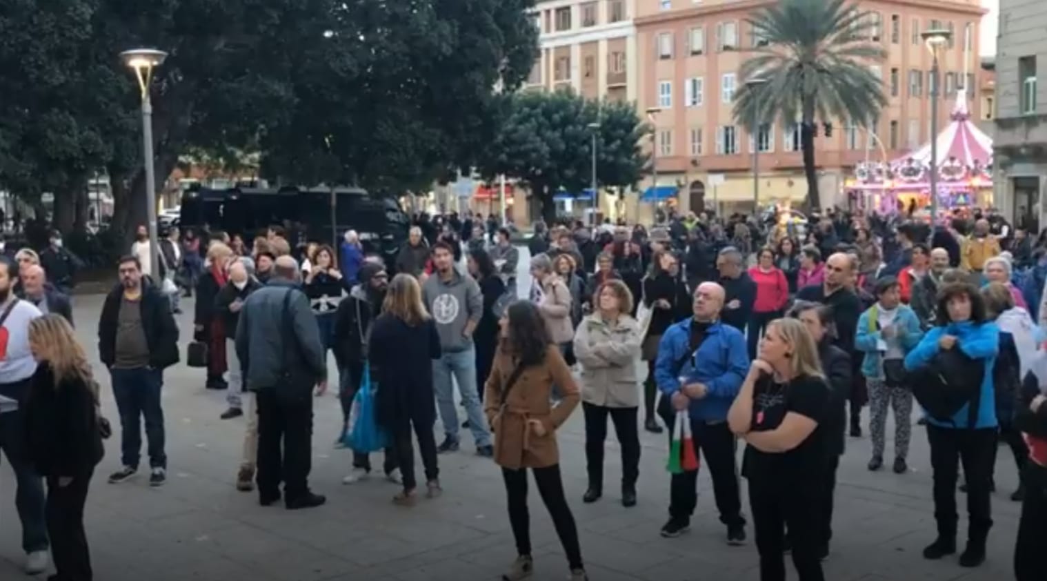 A Cagliari 200 no green pass in piazza Garibaldi: “Siamo liberi sin dalla nascita”