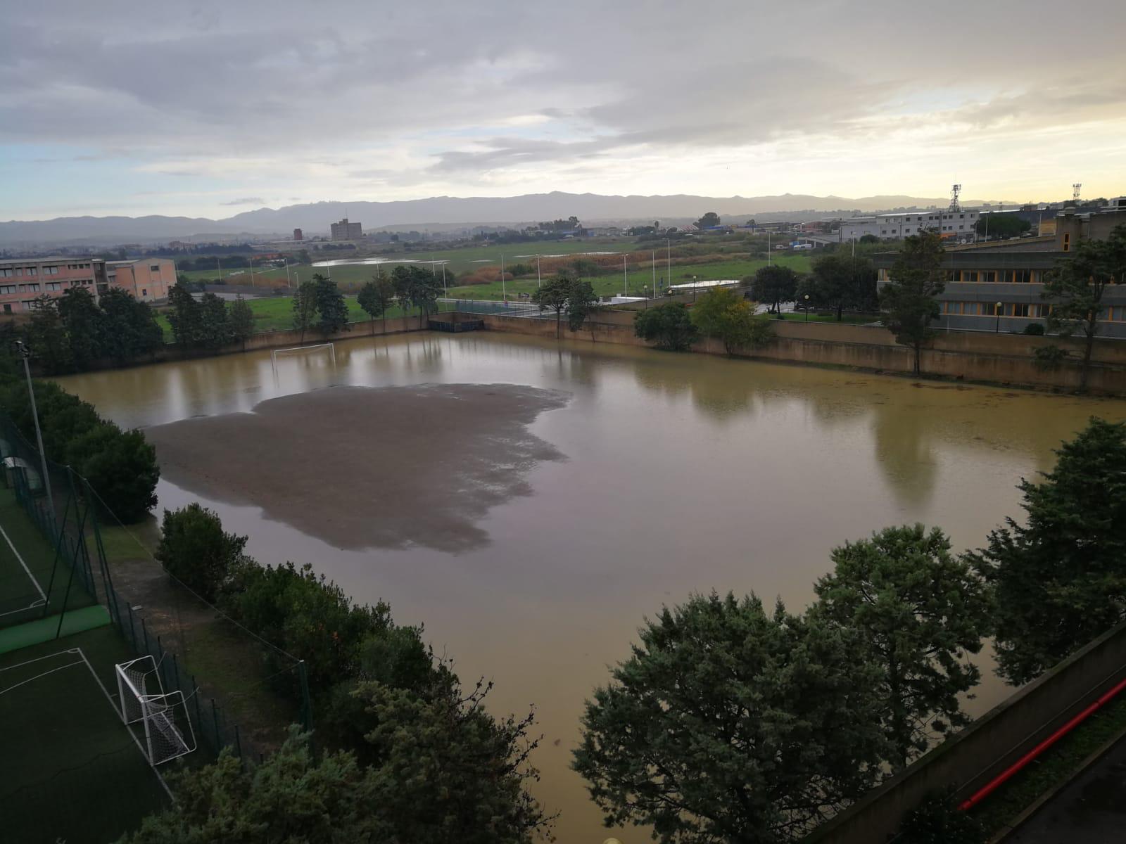 A Cagliari i campi del Convitto sommersi, maxi piscina davanti agli uffici dell’Agenzia delle entrate