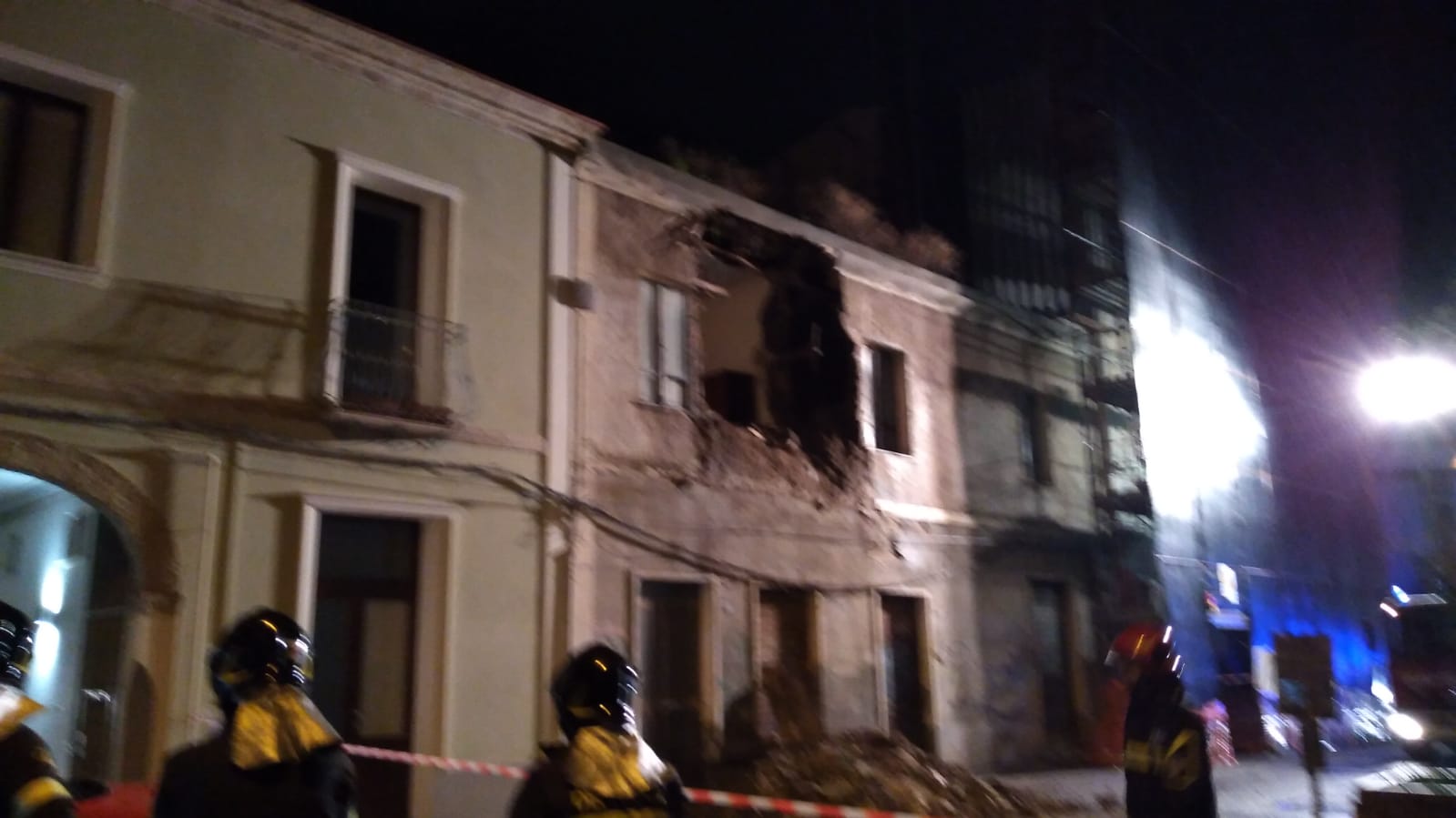 Paura a Quartu, crolla la facciata di una casa abbandonata in via Dante: “Colpa della pioggia” 