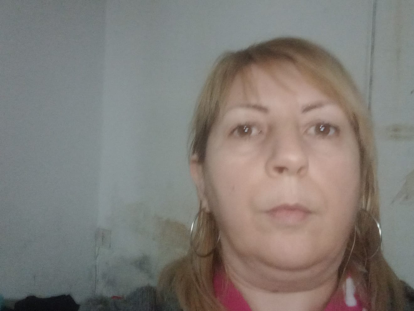 Dal lavoro sicuro alla disperazione tra topi e blatte: “Ho bisogno di una casa nuova a Decimomannu, sono malata”