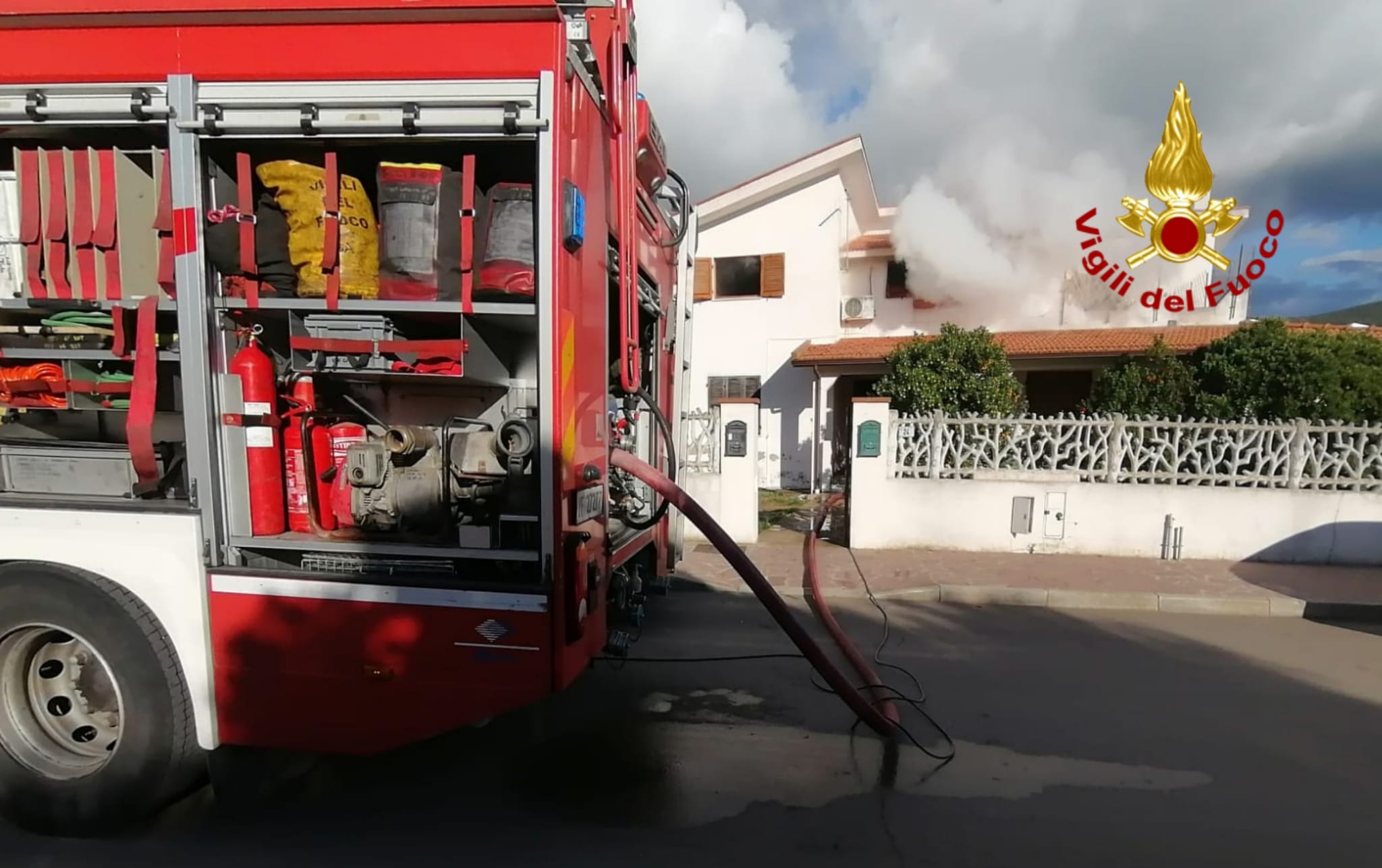 Scoppia un incendio e l’abitazione va in fiamme, paura a Masainas