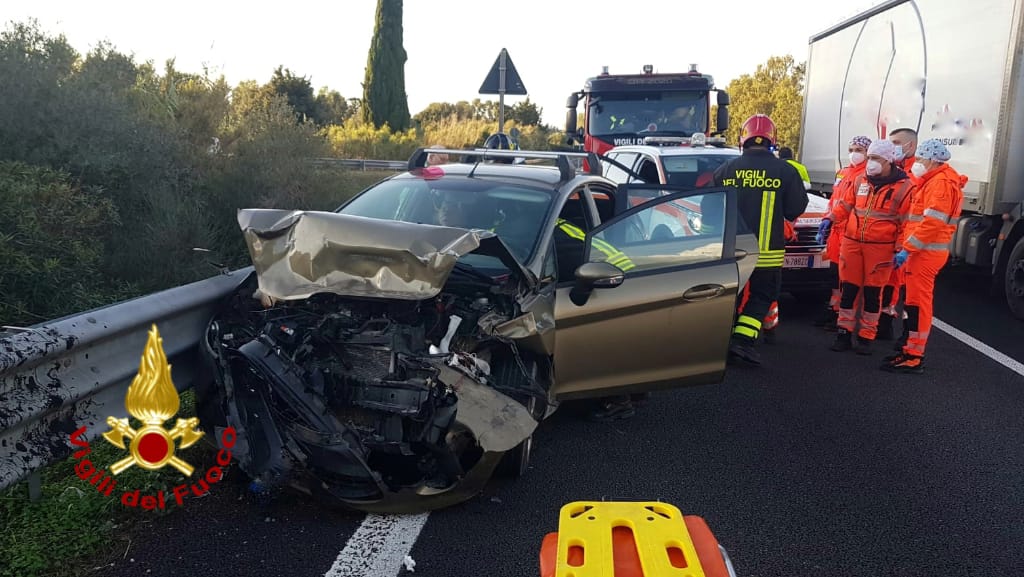 Carambola di auto sulla 131 vicino Cagliari, poi lo schianto sul guard rail: ci sono tre feriti