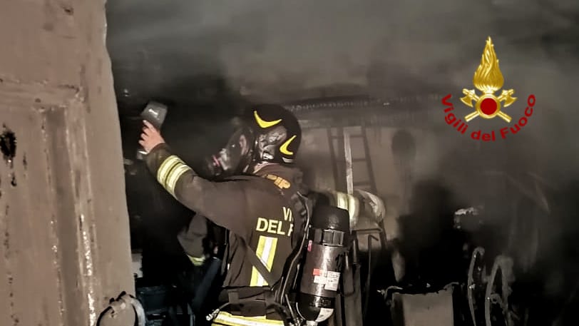 Incendio in una cantina del centro storico a Cagliari, evacuato un appartamento