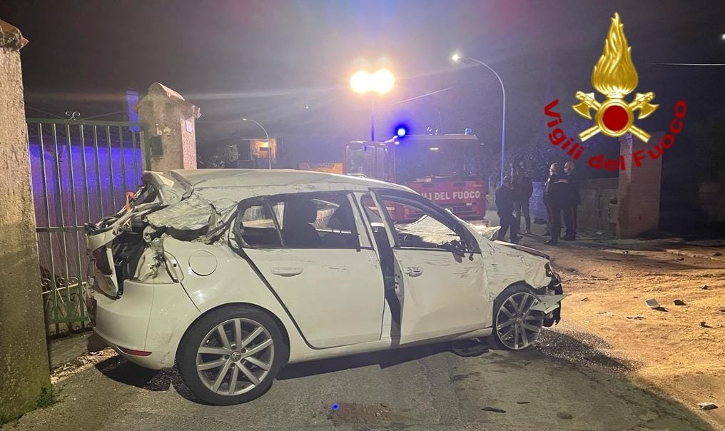 Si schiantano in 5 nella notte con l’auto rubata al papà: tutti minorenni, 14enne in coma
