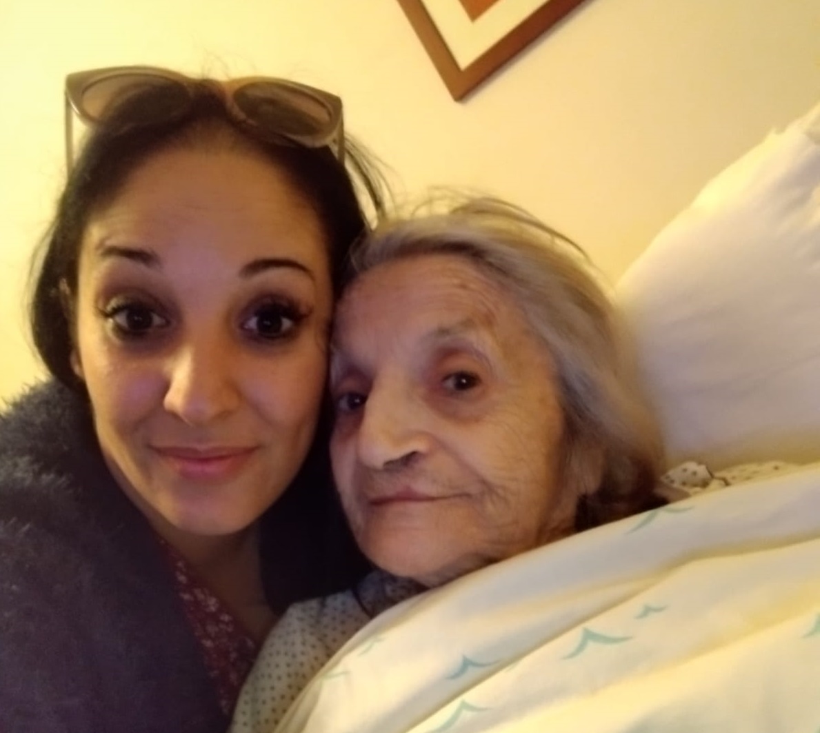 Il cuore immenso dei cagliaritani: “Il letto ortopedico per mia zia fratturata donato da una ragazza, non cadrà più”