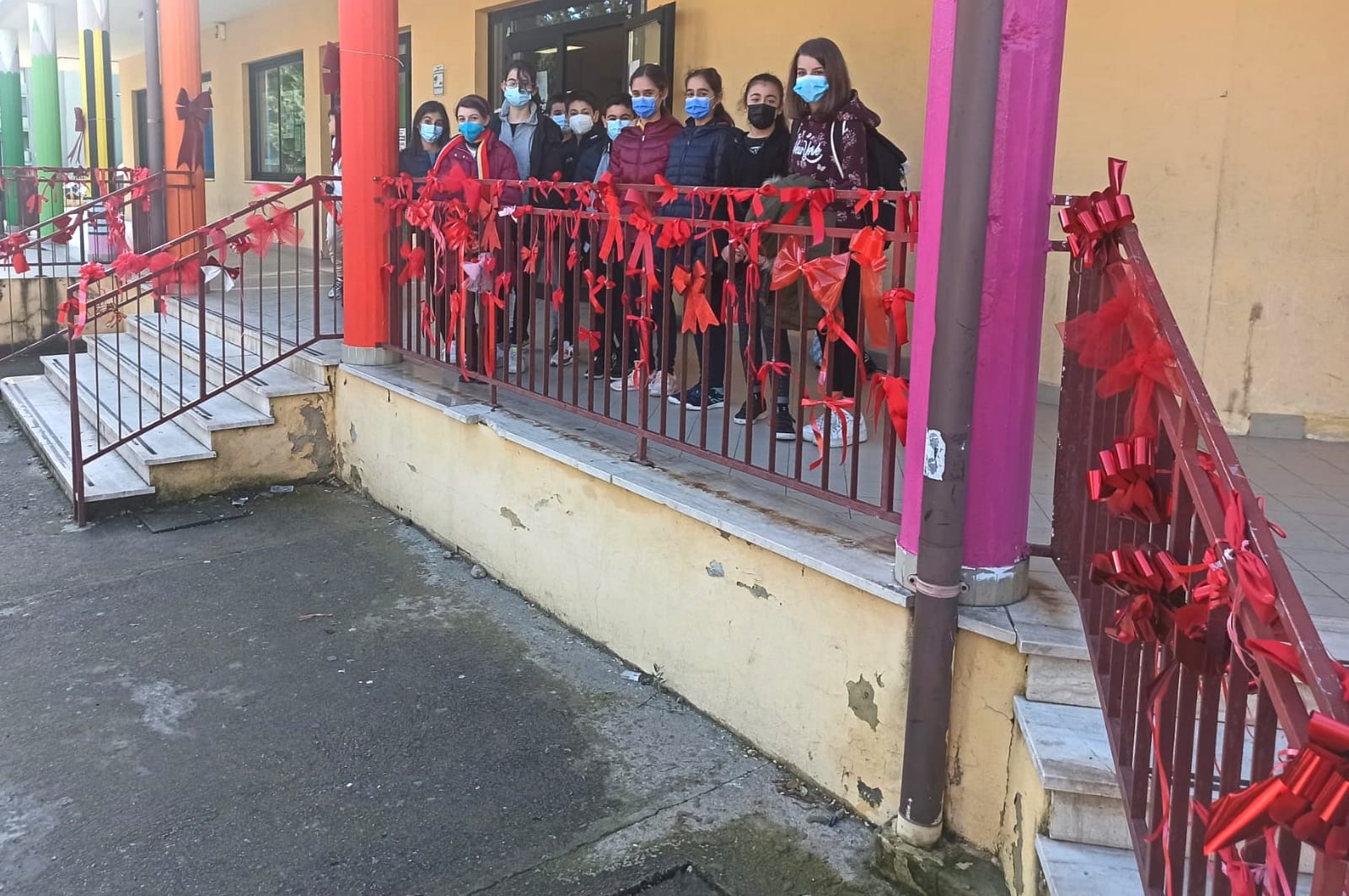 Fiocchi rossi all’ingresso della scuola: dai ragazzi delle Medie di Su Planu la lezione contro la violenza sulle donne