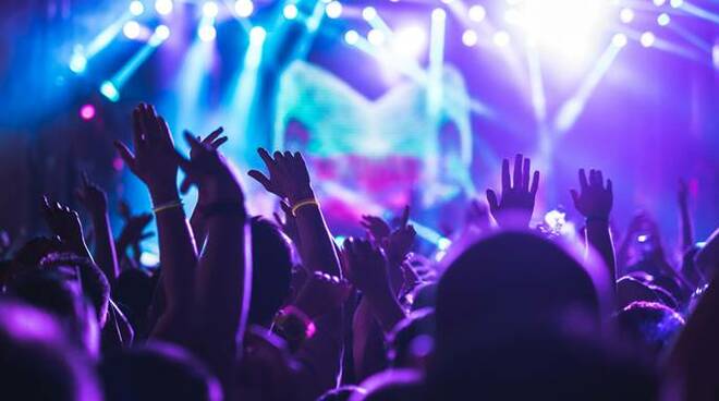 Zero permessi, molti assembramenti e poche mascherine: chiusa la discoteca Skin di via Venturi a Cagliari