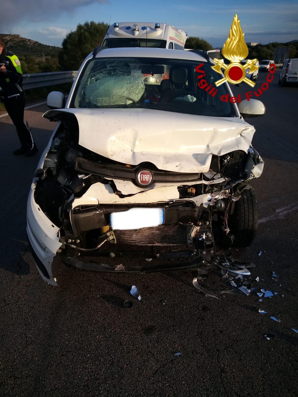 Auto contro suv, scontro frontale sulla circonvallazione a Olbia: due feriti gravi