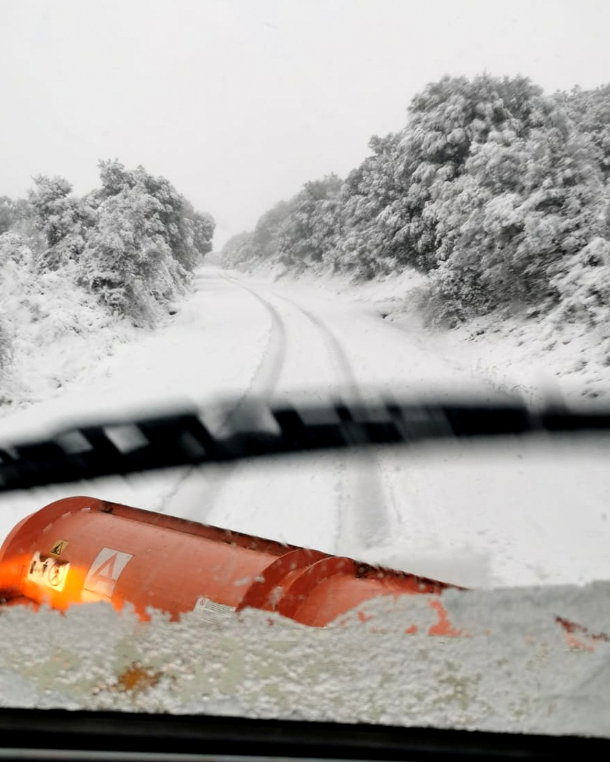 Cumuli di neve e alberi pericolanti: due strade chiuse tra Laconi, Aritzo e Tonara