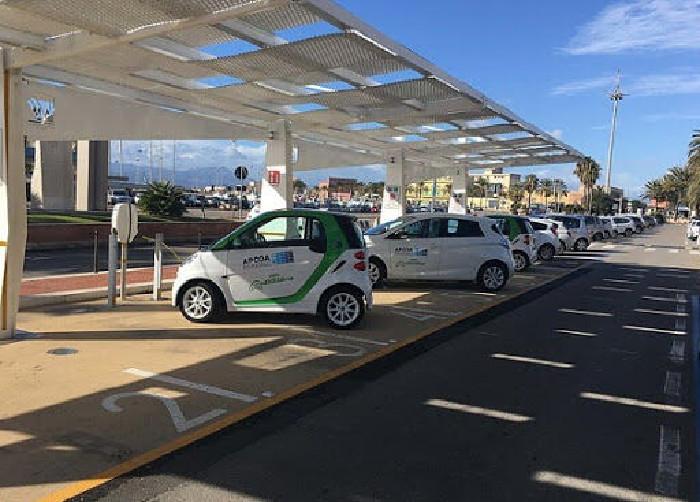 Cagliari, 132 colonnine per avere più auto elettriche in città: “Possono anche parcheggiare gratis sulle strisce blu”