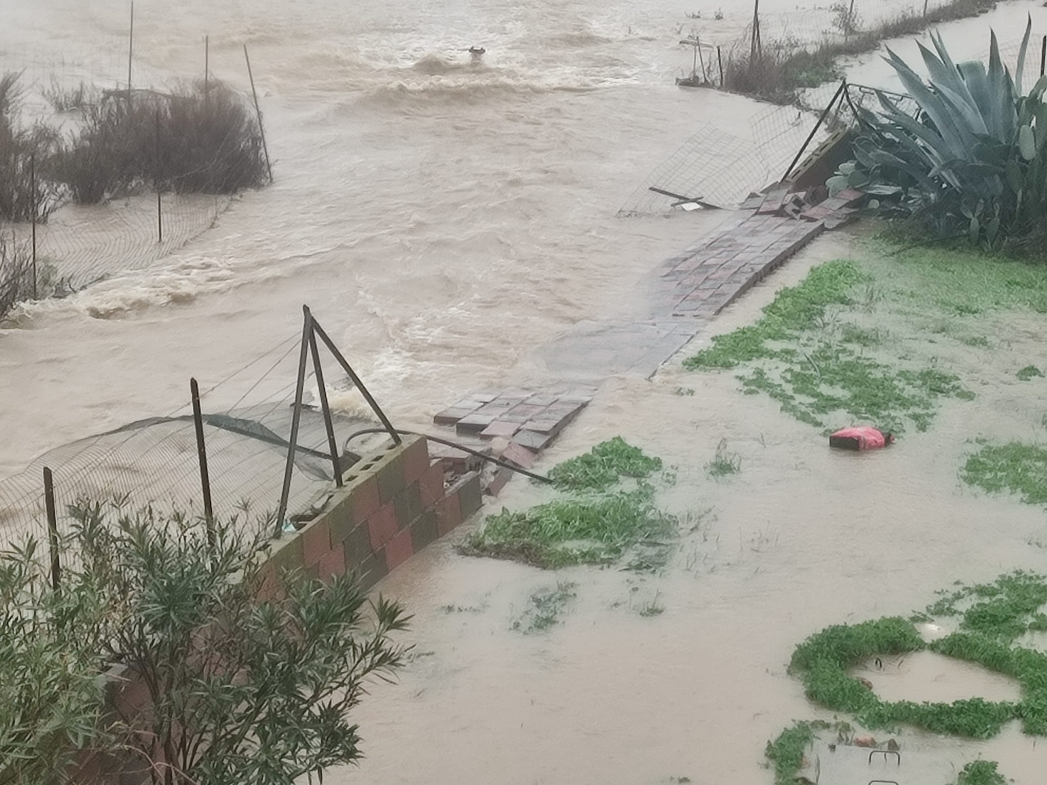 Sant’Anna Arresi, anziano esce dall’auto e viene trascinato dall’acqua, poi scompare nel torrente: ora è disperso