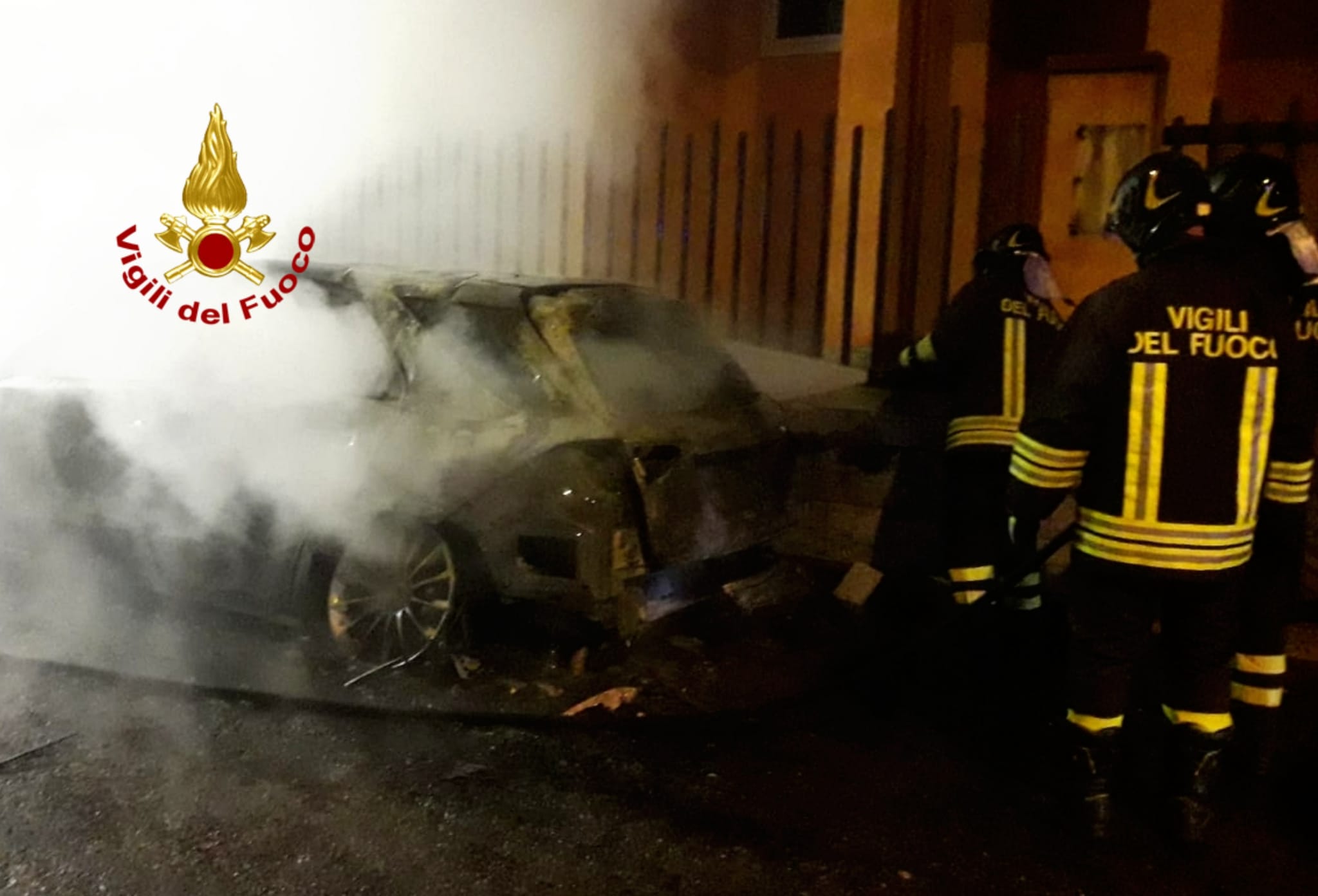 Auto in fiamme nella notte, paura ad Assemini: danneggiata la facciata di una casa