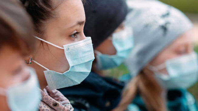 Super green pass necessario anche in zona bianca, le Regioni in pressing per la mascherina obbligatoria all’aperto