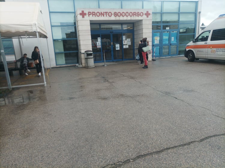 Cagliari, pronto soccorso nel caos: “Mio papà 90enne mollato da due ore”, “Crampi alla pancia e tampone obbligatorio perchè non ho il green pass”