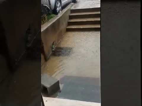 Cagliari, in via Sanna case allagate e residenti impauriti: “Non possiamo vivere così, unu gasinu, vai di gommone….” (VIDEO)