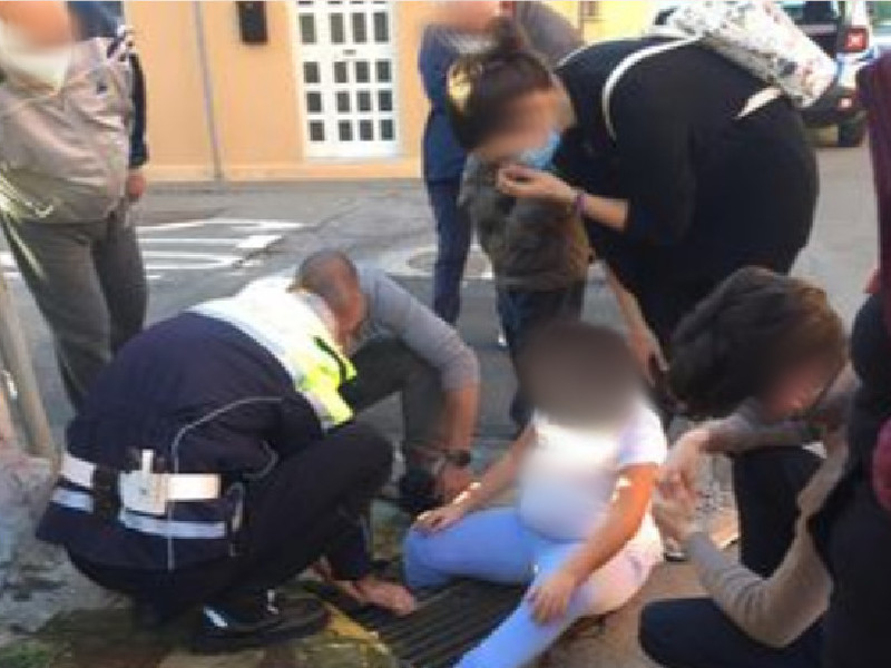 Elmas, paura in via Polveriera: bambina resta con la gamba incastrata in un tombino