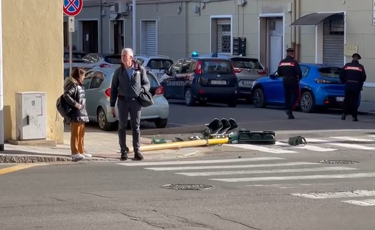 Paura a Cagliari, crolla un semaforo sulle strisce all’incrocio tra via Sonnino e via Logudoro (VIDEO)
