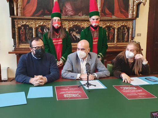 La magia dei mercatini natalizi a Cagliari, un albero di 6 metri nel Corso e un pianoforte in piazza Yenne