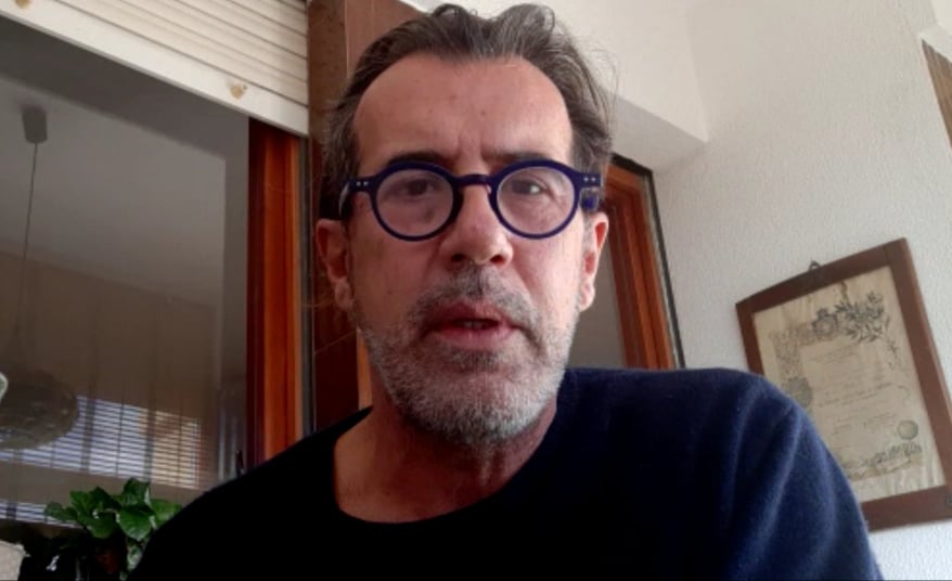 Cagliari, l’ira dei prof obbligati a vaccinarsi: “Lo fanno solo per salvare lo shopping natalizio, non siamo cavie”