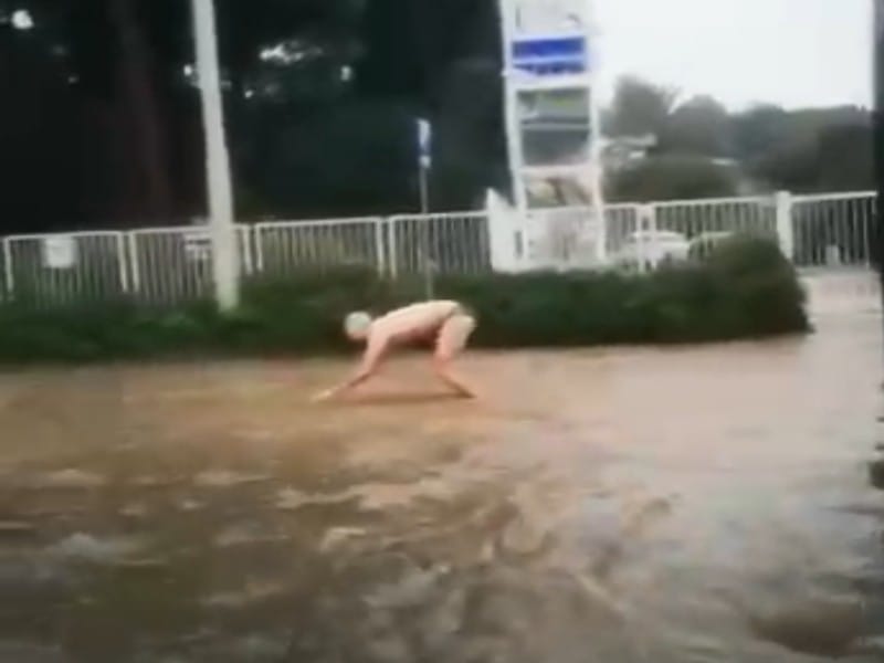 Cagliari, c’è il nubifragio e il nuotatore si tuffa nella strada-piscina di viale Cimitero: “Mì, guarda questo…” (VIDEO)