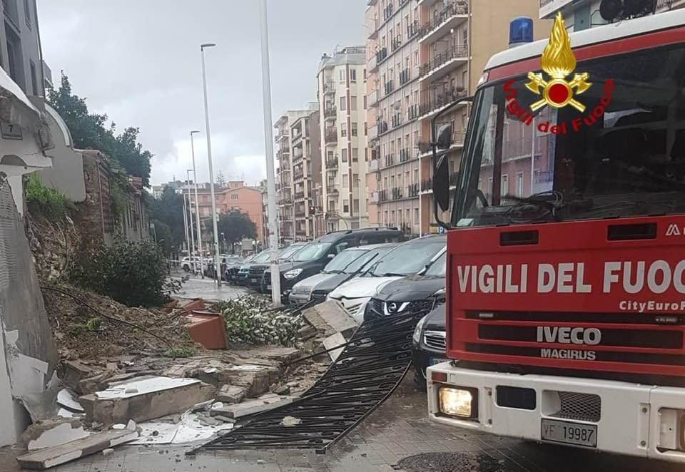 Cagliari, choc in via Palestrina: un muro enorme crolla sulla strada, tensione e paura con i vigili del fuoco in azione