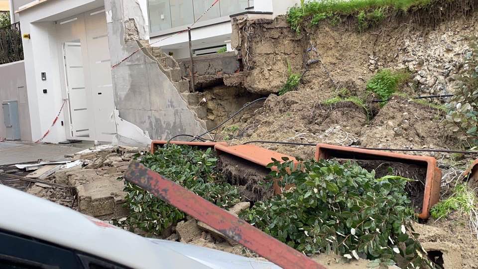 Eccola, la casa del disastro: in via Palestrina giù di schianto il muro di cinta con vasi enormi sui marciapiedi, tragedia sfiorata