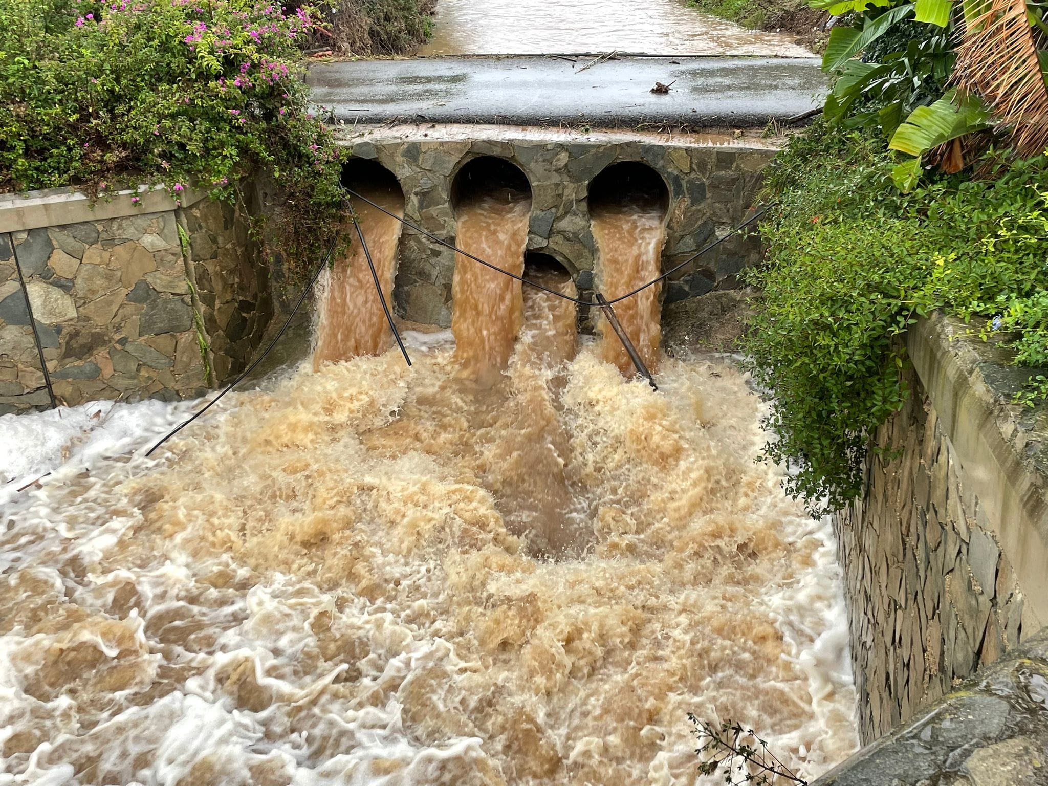 Pula, i fiumi “esplodono” durante il nubifragio: “Prudenza negli spostamenti, evitate strade vecchie e ponticelli”