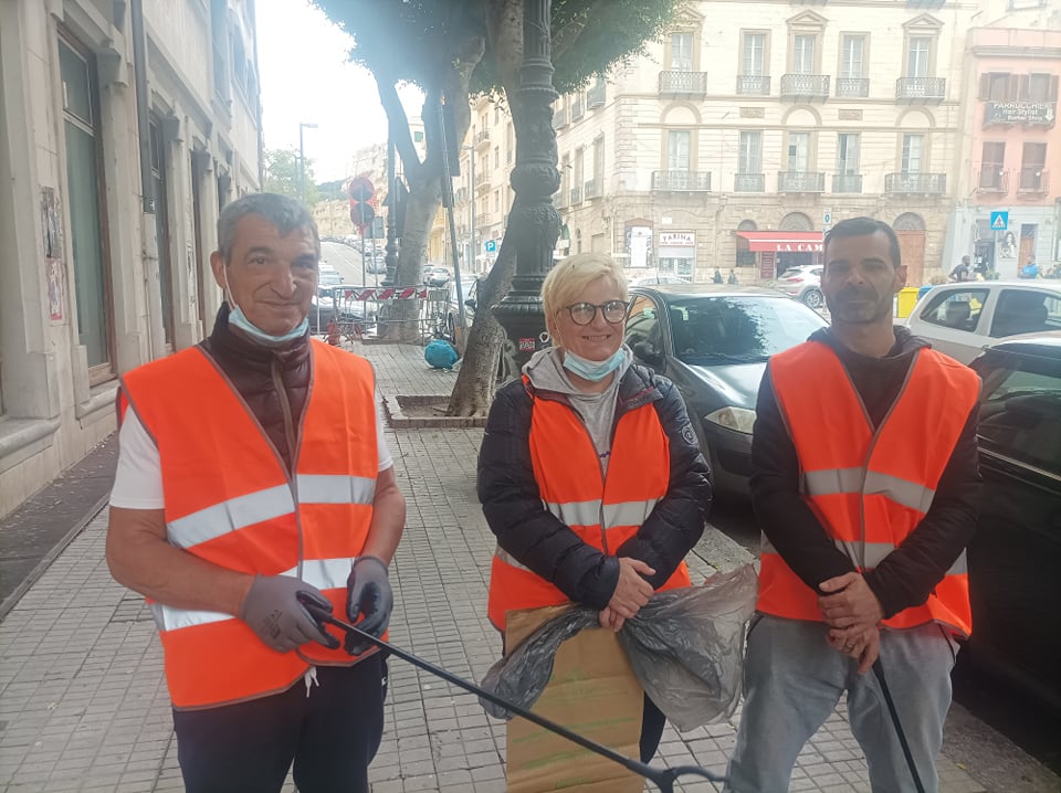 Cagliari, hanno il reddito di cittadinanza e ora puliranno le strade: “Non troviamo lavoro da anni, così almeno sopravviviamo” (VIDEO)