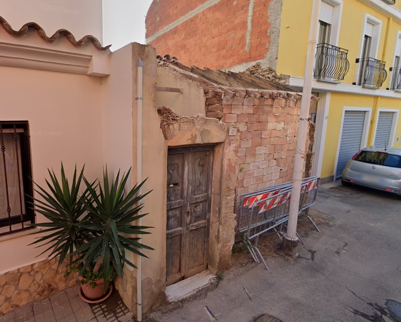 Quartu, il rudere della vergogna tra le palazzine nuove: “Da due anni i 4 proprietari non fanno i lavori”