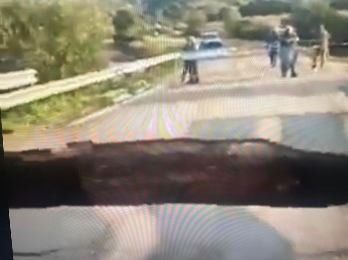 Crolla la strada tra Santadi e Teulada, imprenditore cagliaritano salvo per miracolo: “Ero lì in mezzo 5 minuti prima…” (VIDEO)