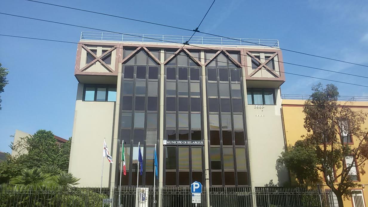 Selargius, poveri in fila davanti alle chiese: il Comune apre il portafoglio e dona 10mila euro